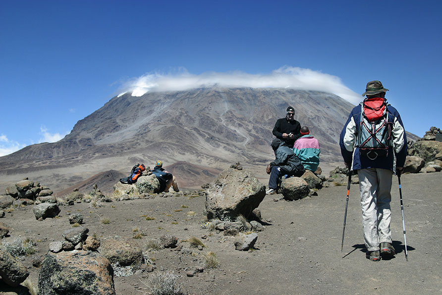 randonneurs au pied du kilimandjaro
